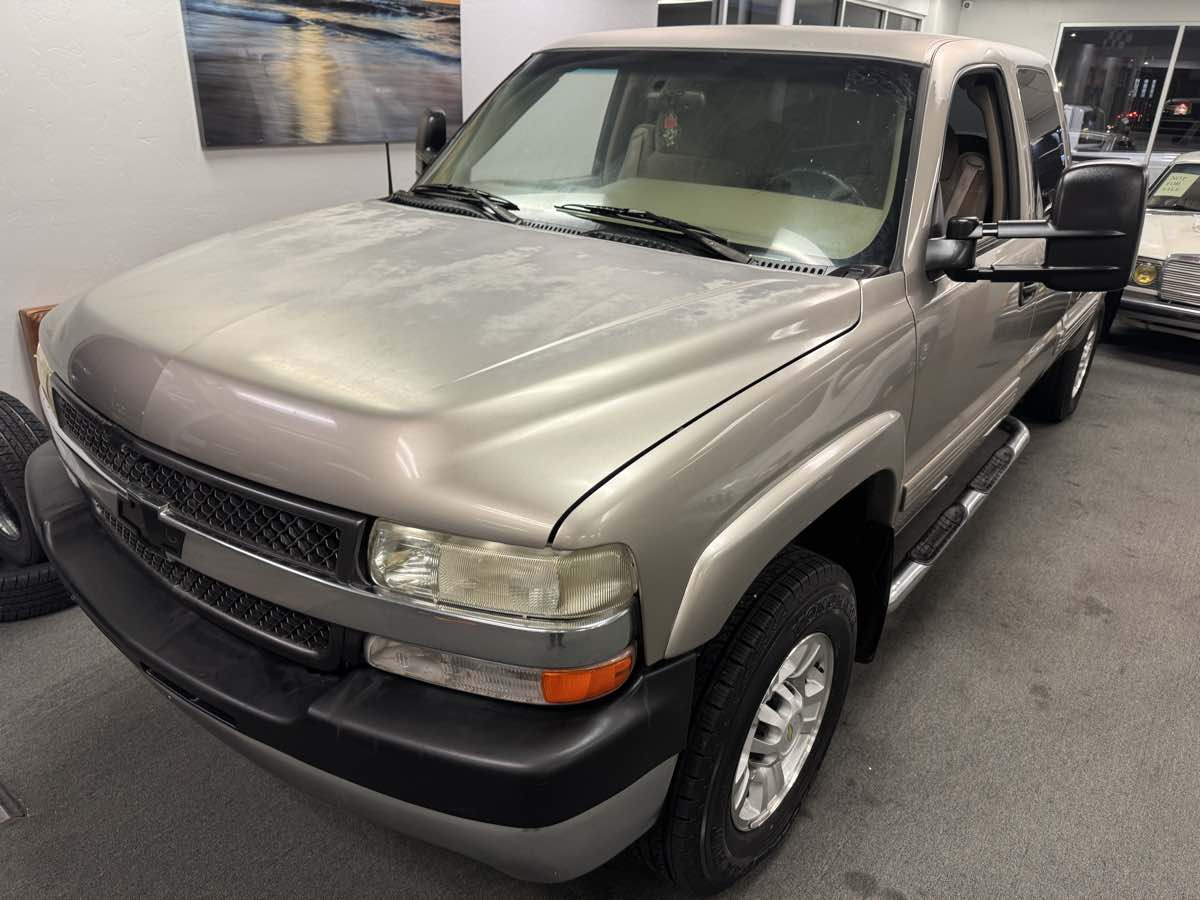 2001 Chevrolet Silverado 2500HD LS photo 2