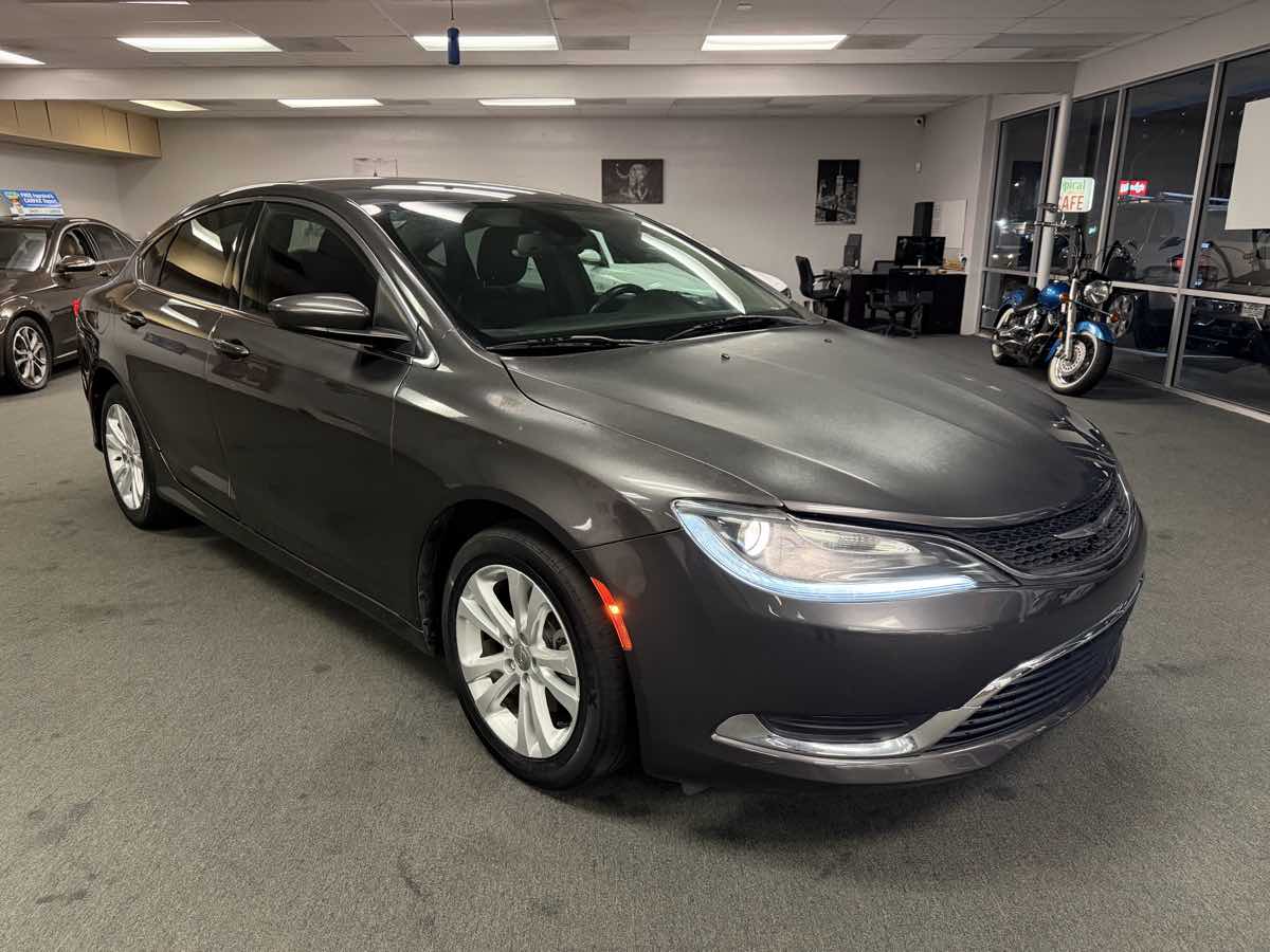 2016 Chrysler 200 Limited photo 3