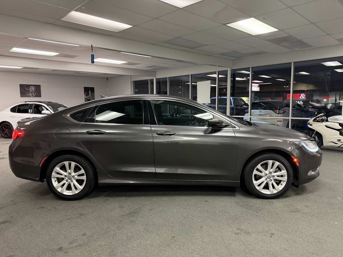 2016 Chrysler 200 Limited photo 4