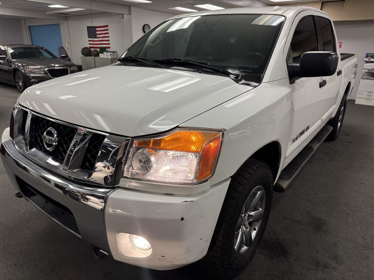2014 Nissan Titan SV photo 2
