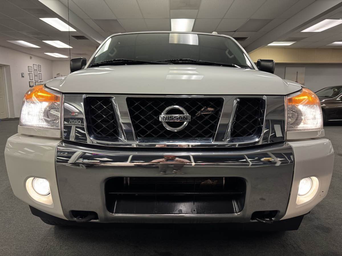 2014 Nissan Titan SV photo 5
