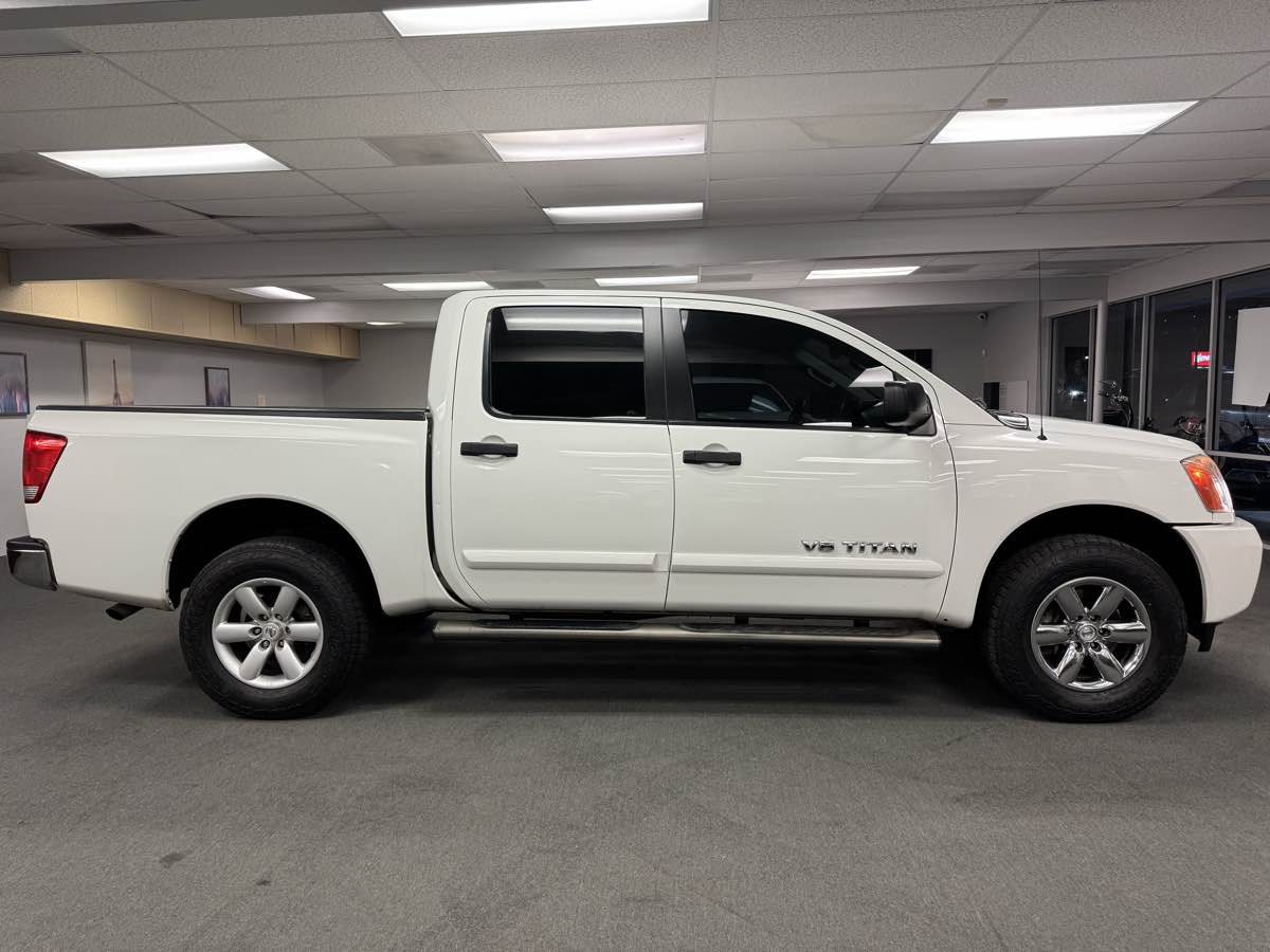 2014 Nissan Titan SV photo 12