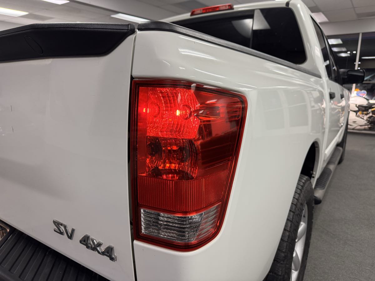 2014 Nissan Titan SV photo 16