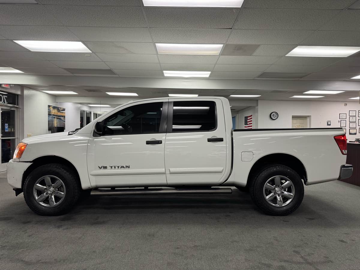 2014 Nissan Titan SV photo 24