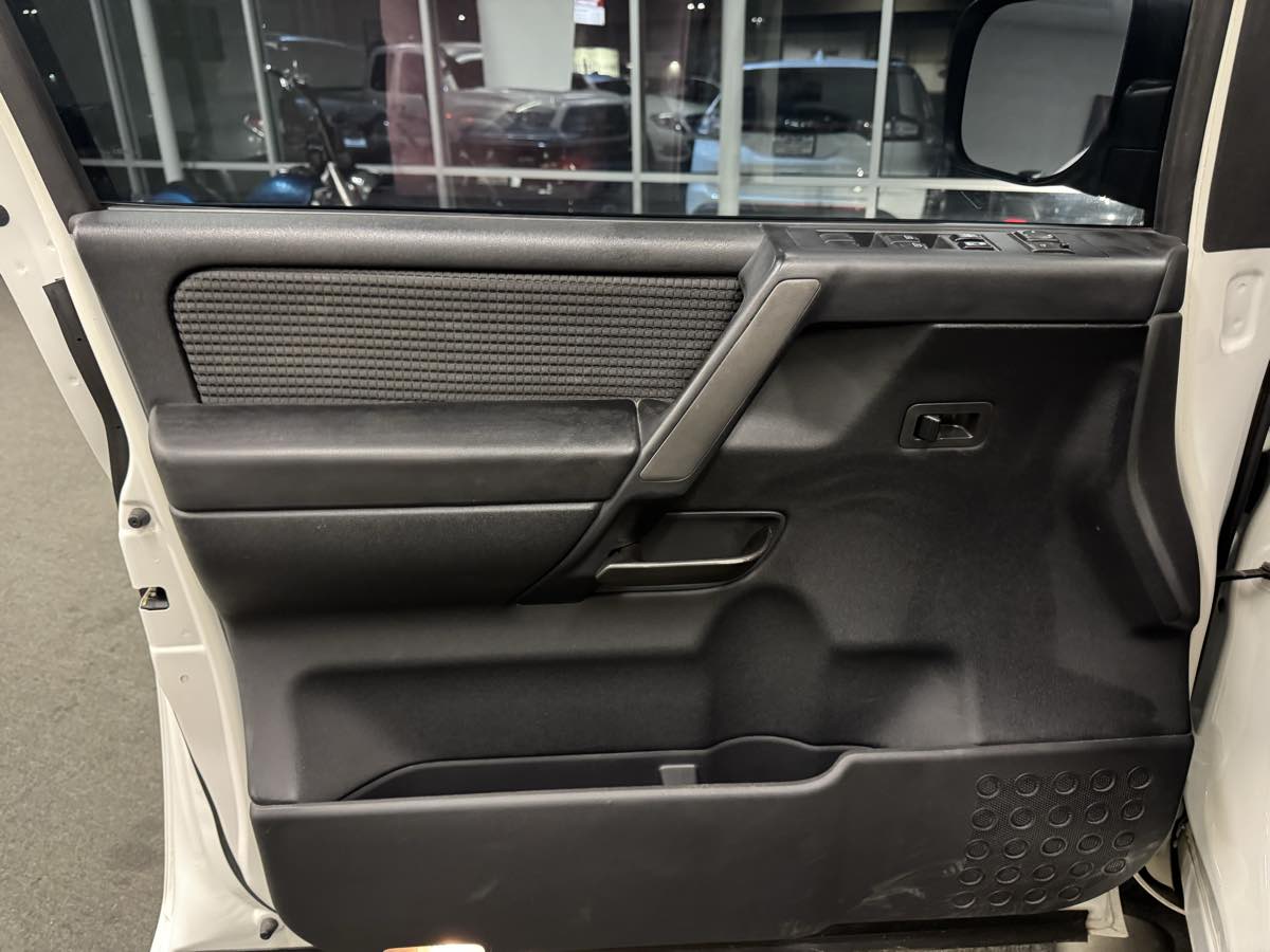 2014 Nissan Titan SV photo 25