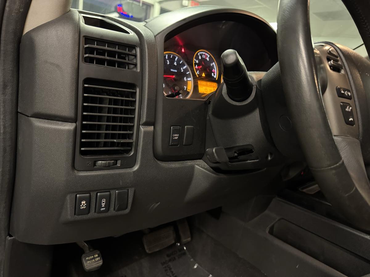 2014 Nissan Titan SV photo 26