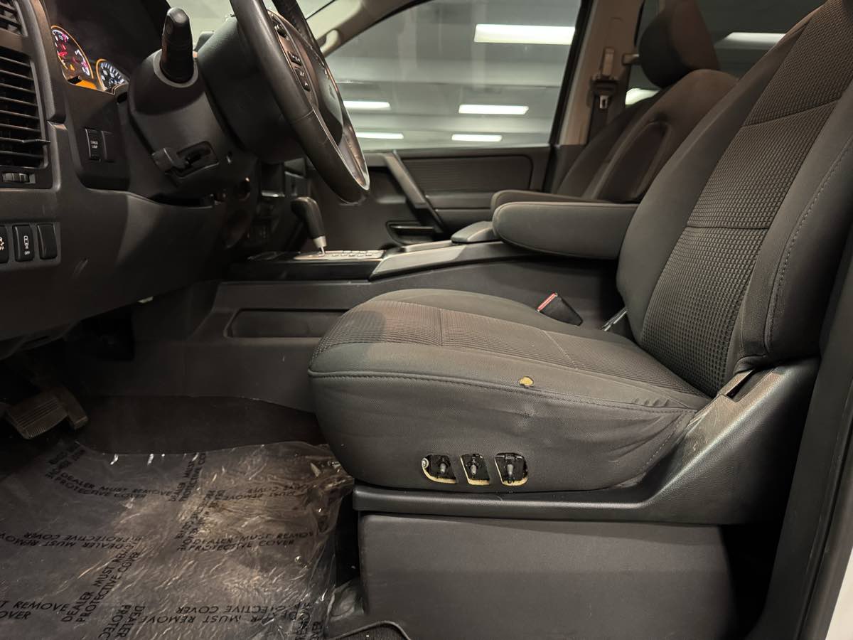 2014 Nissan Titan SV photo 27