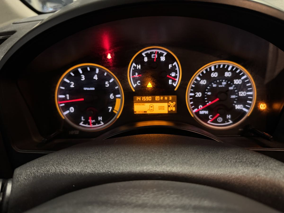 2014 Nissan Titan SV photo 33