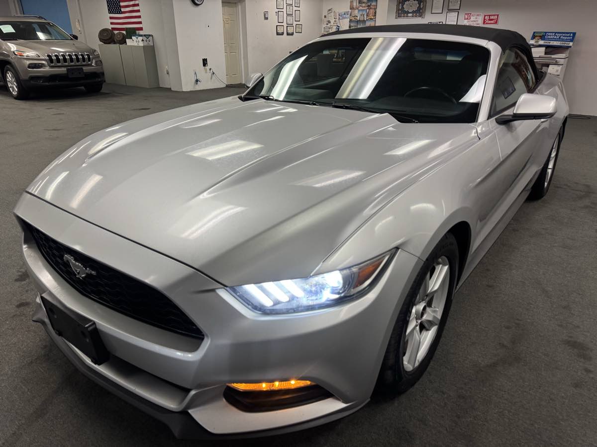 2015 Ford Mustang V6 Convertible photo 3