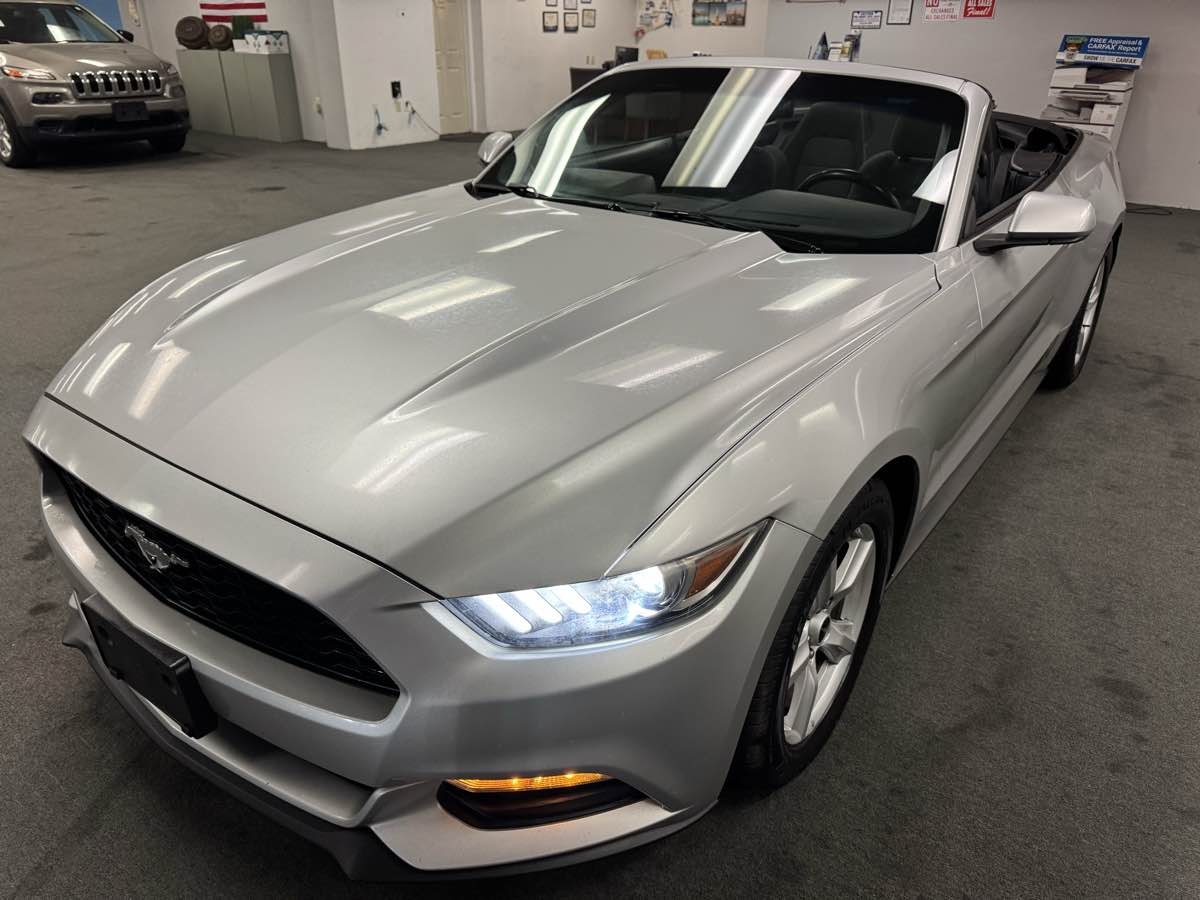 2015 Ford Mustang V6 Convertible photo 4