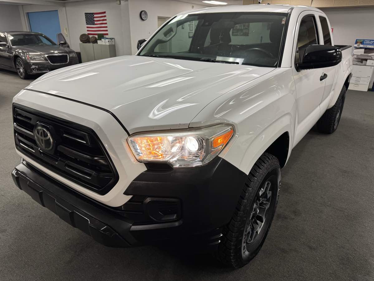 2018 Toyota Tacoma SR photo 2