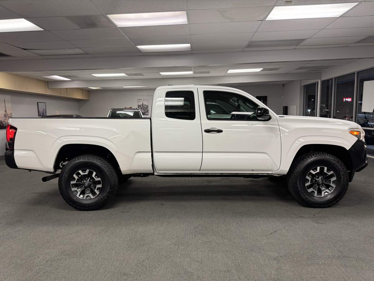 2018 Toyota Tacoma SR photo 11