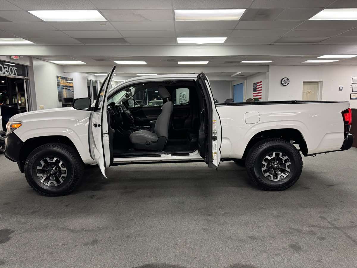 2018 Toyota Tacoma SR photo 25