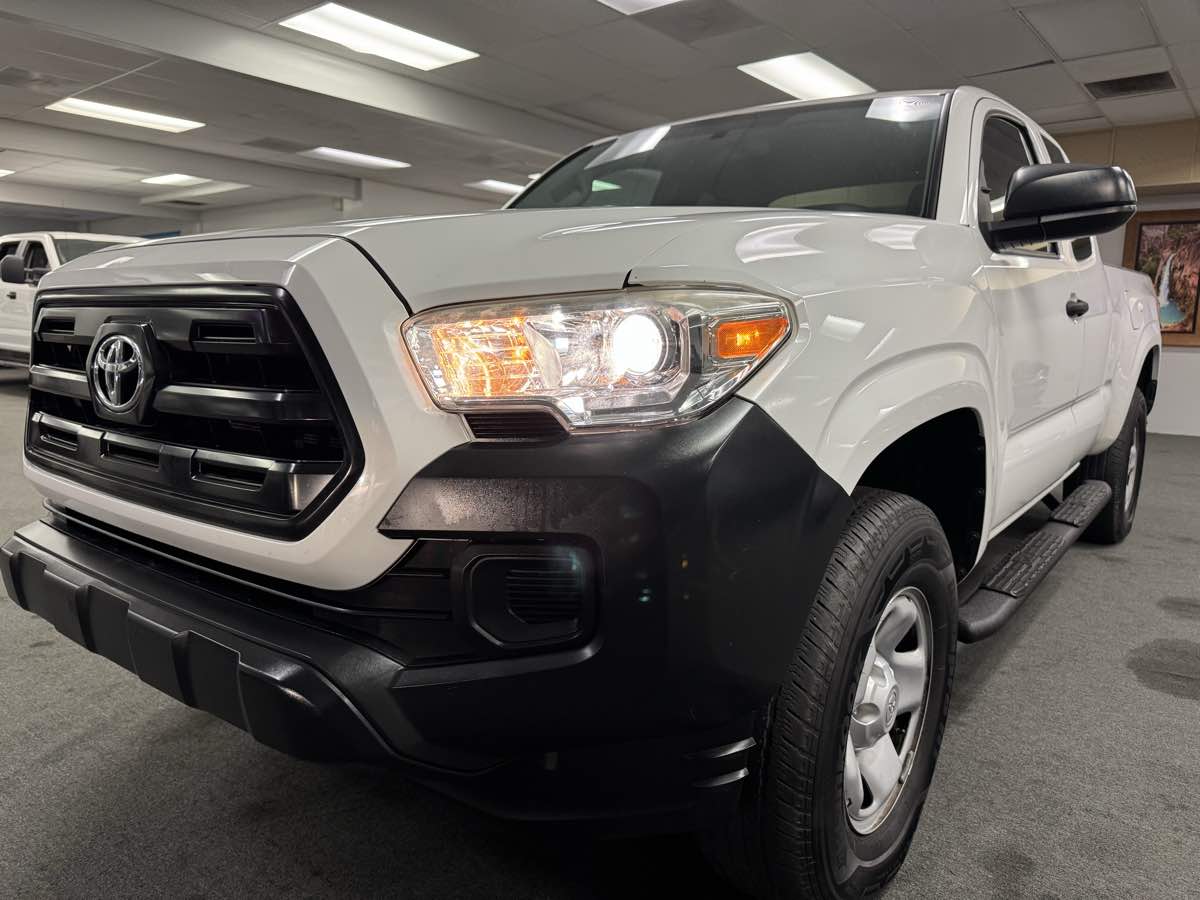 2017 Toyota Tacoma SR photo 2