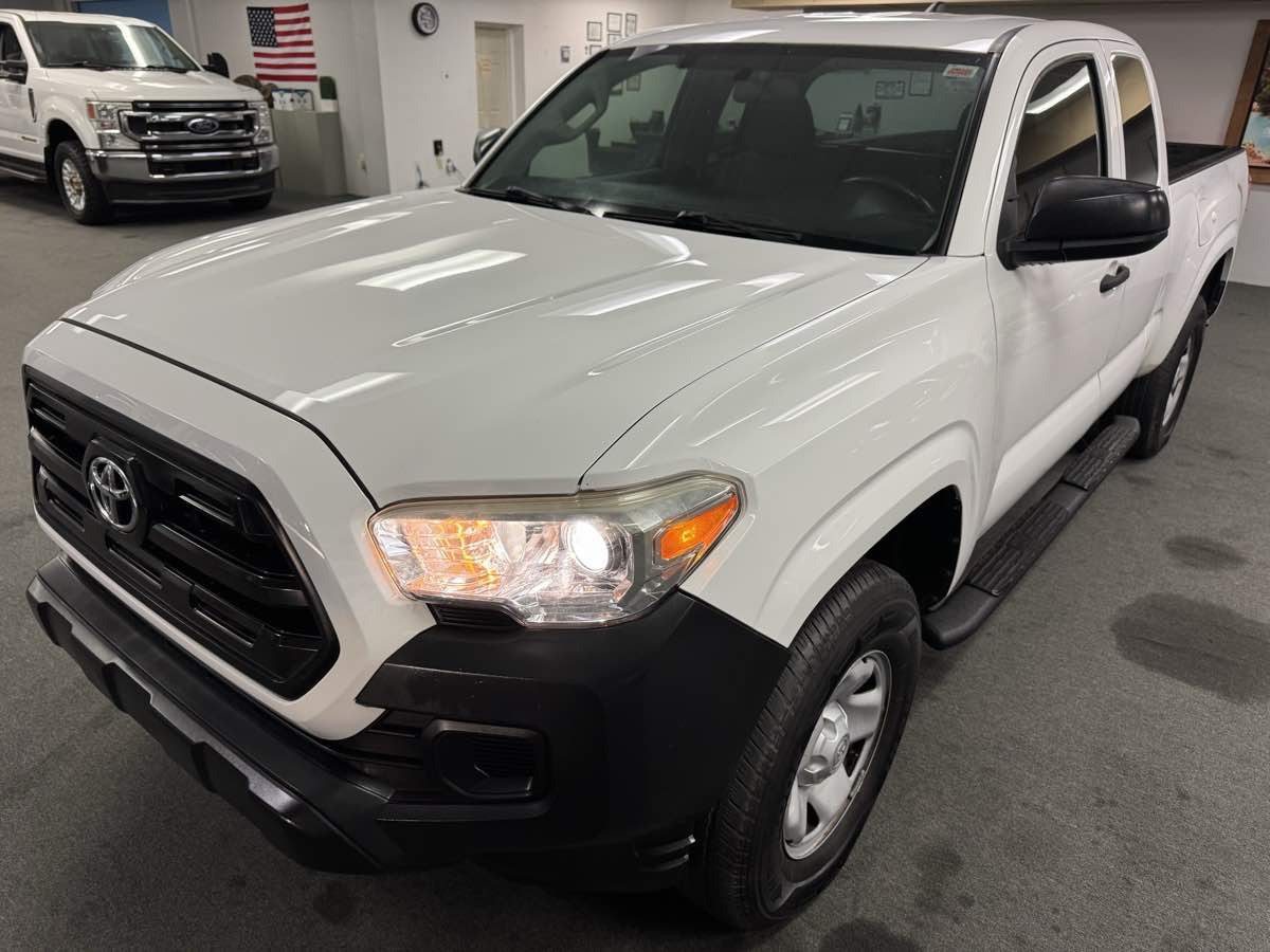 2017 Toyota Tacoma SR photo 3