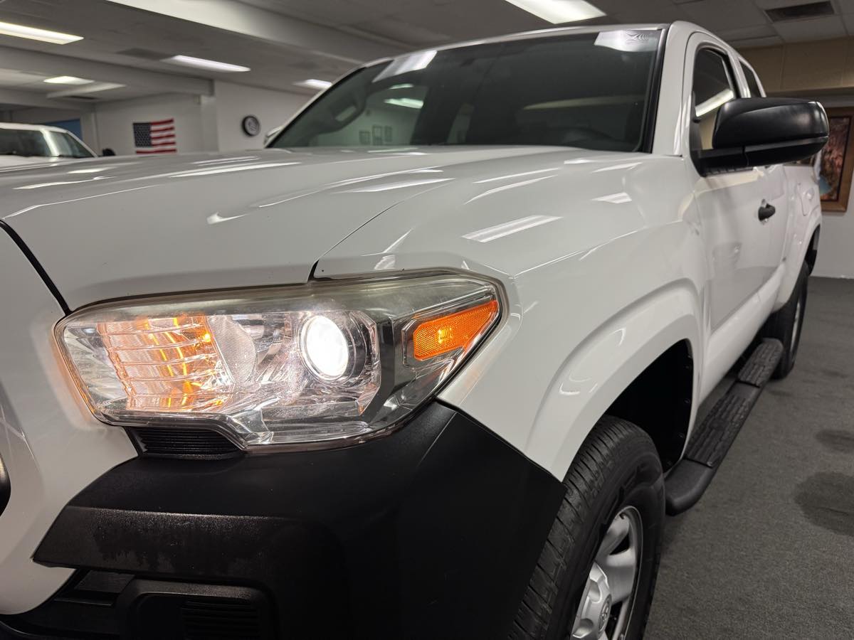 2017 Toyota Tacoma SR photo 4