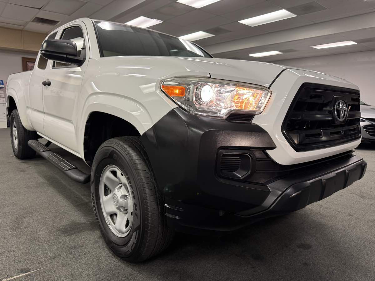 2017 Toyota Tacoma SR photo 9