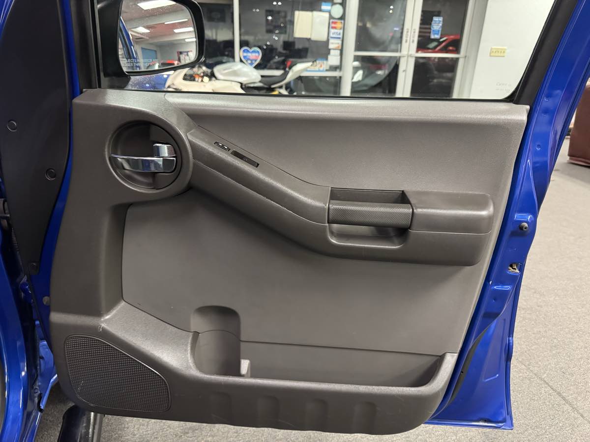 2012 Nissan Xterra S photo 35