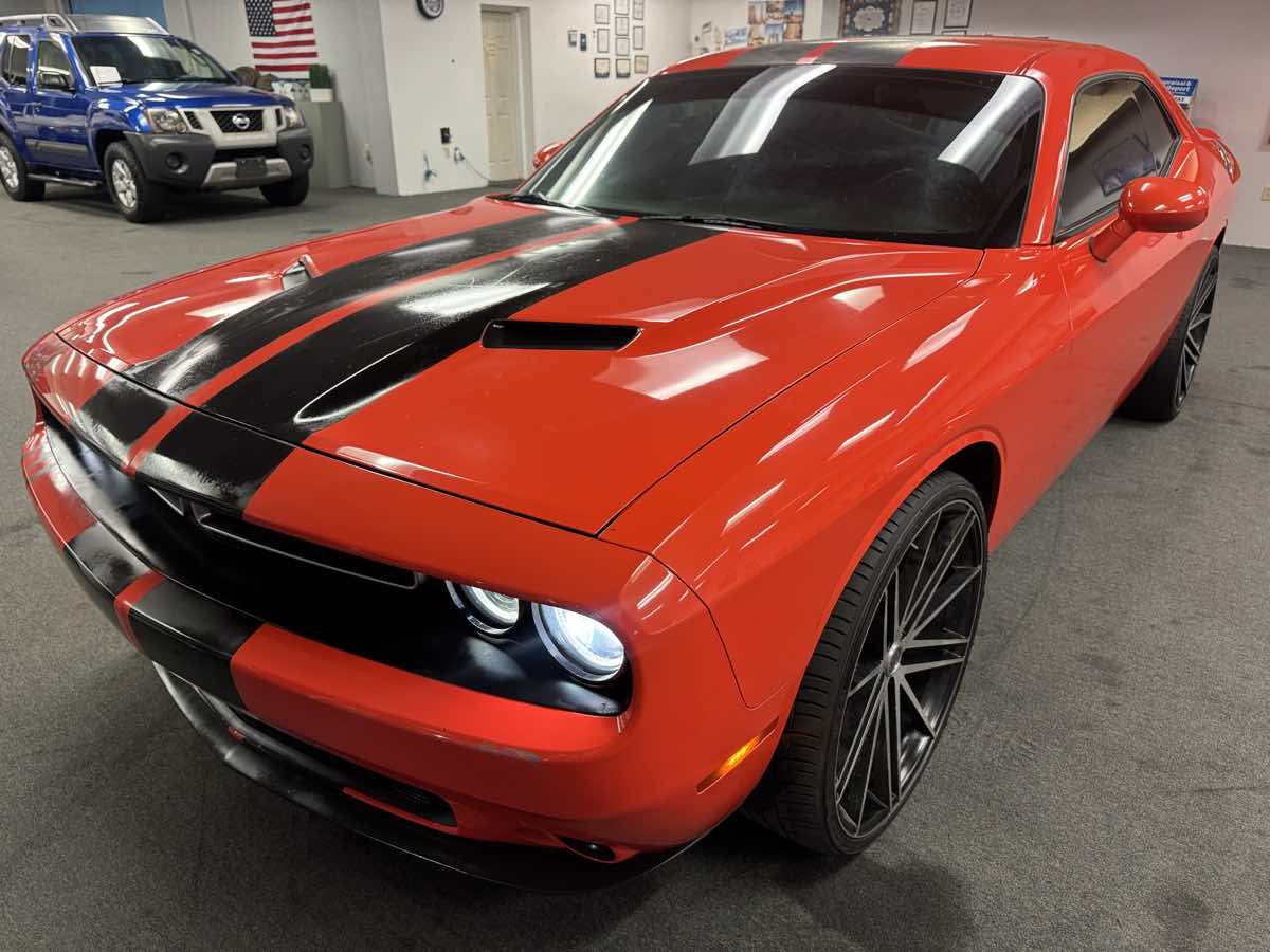 2016 Dodge Challenger SXT photo 2