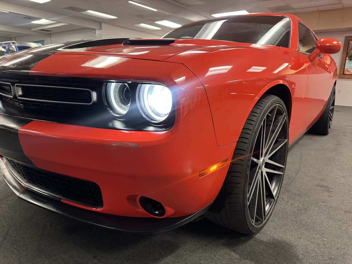 2016 Dodge Challenger SXT photo 3