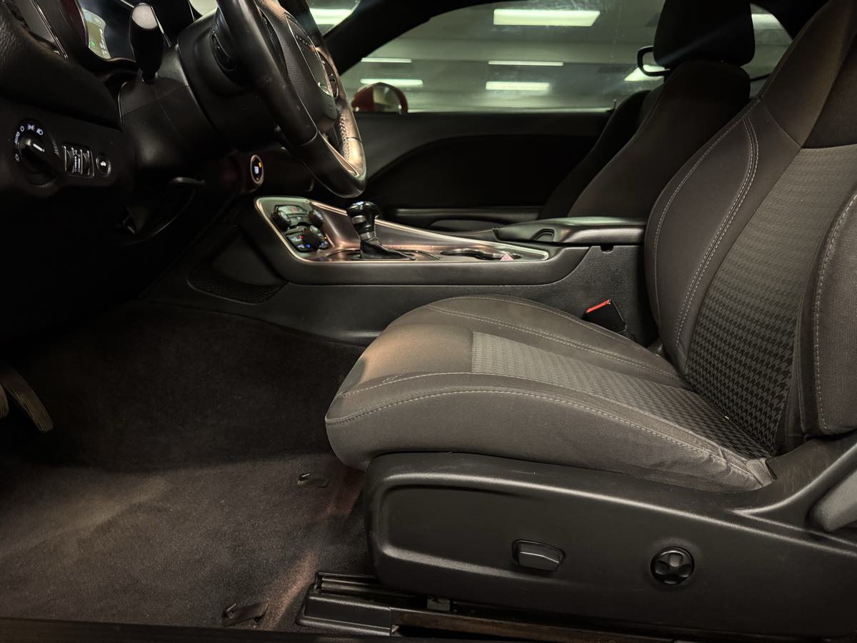 2016 Dodge Challenger SXT photo 32