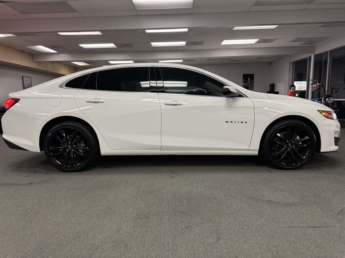 2022 Chevrolet Malibu Sport photo 2