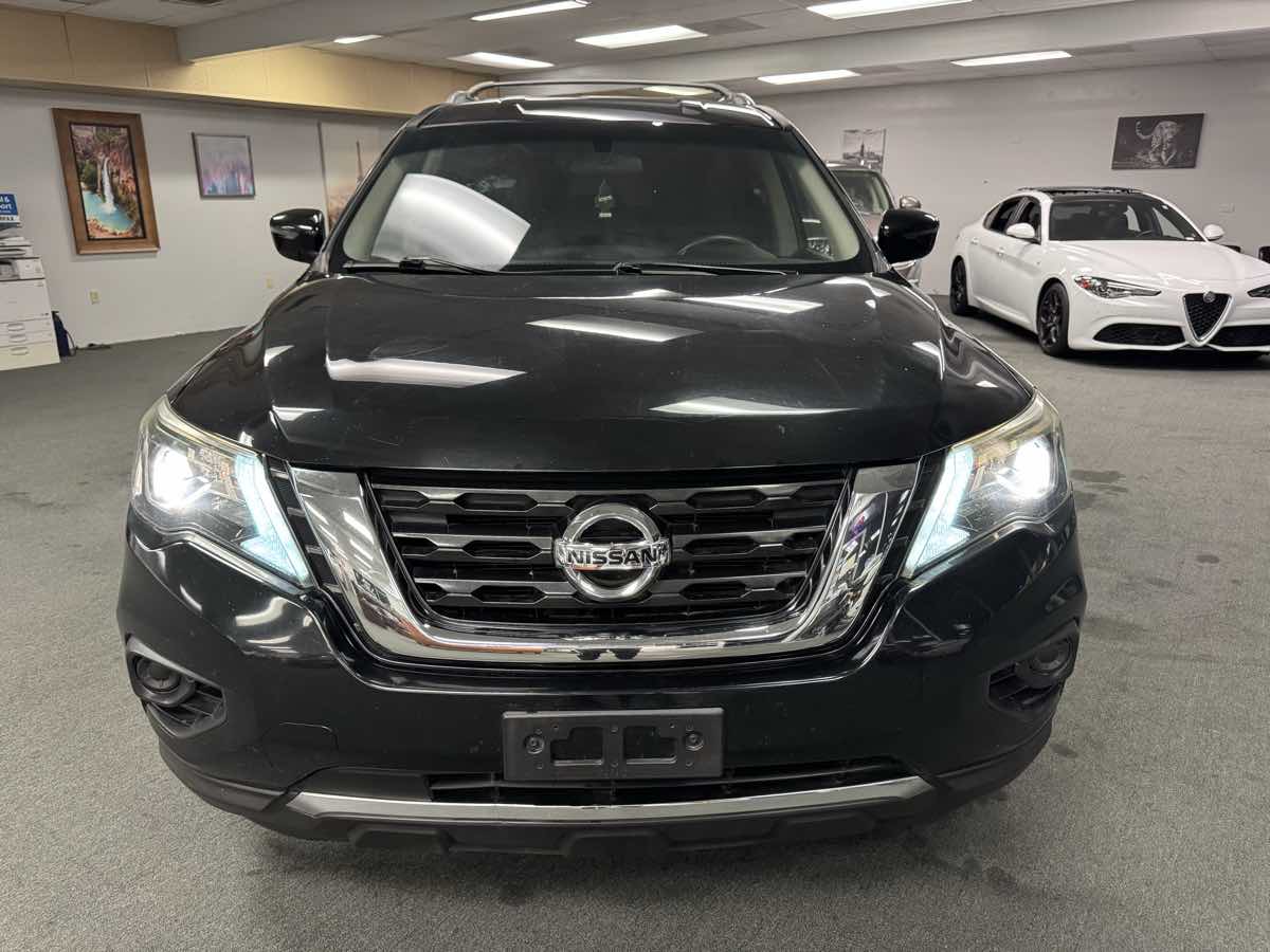 2018 Nissan Pathfinder LE photo 2