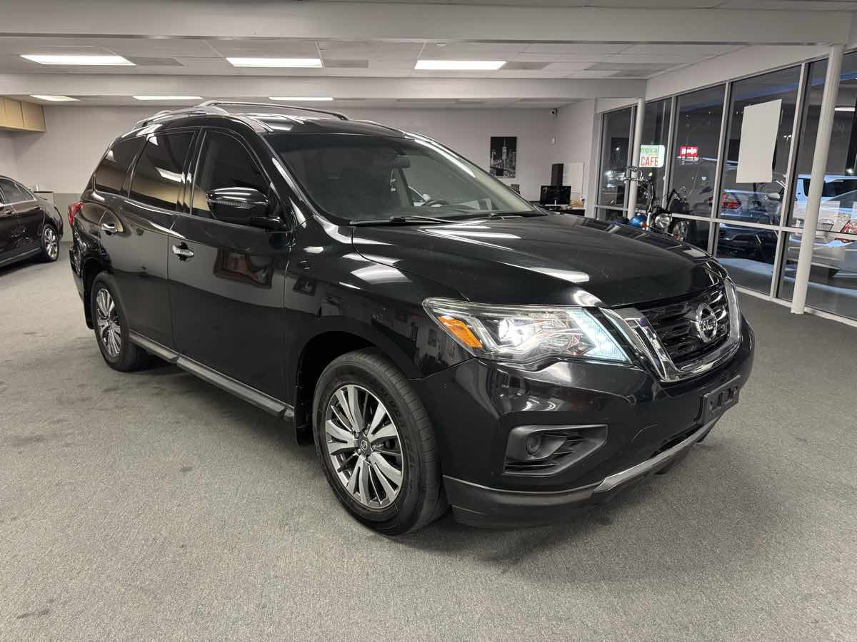 2018 Nissan Pathfinder LE photo 3