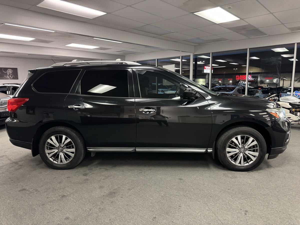 2018 Nissan Pathfinder LE photo 4