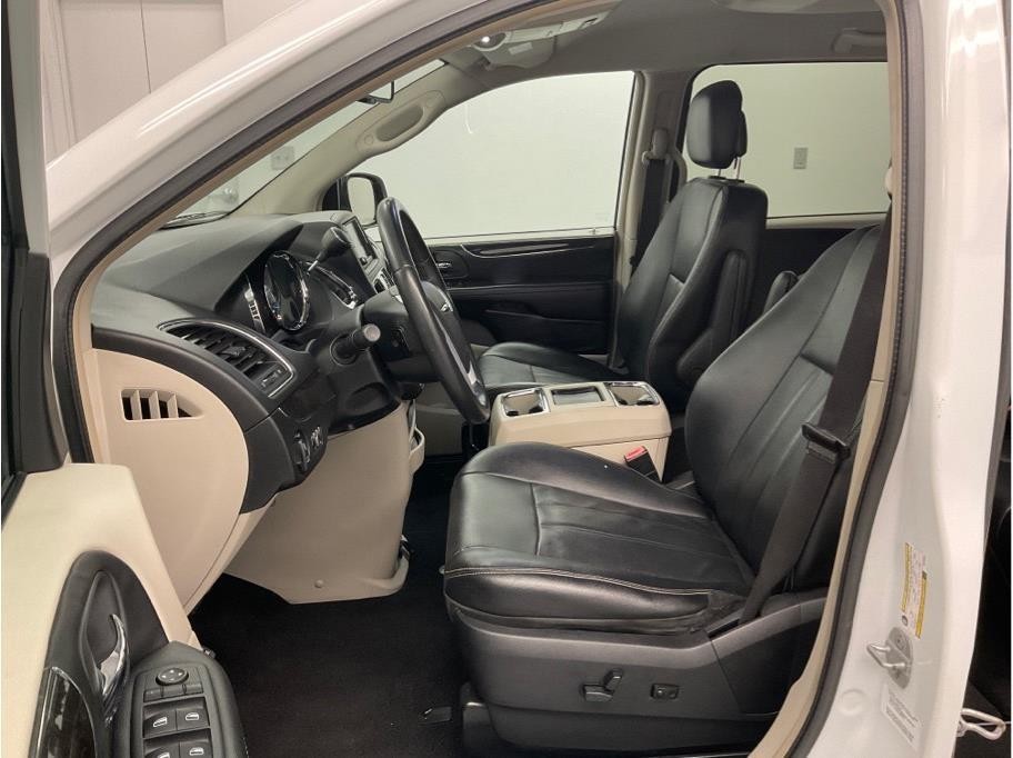 2014 Chrysler Town & Country Touring photo 4