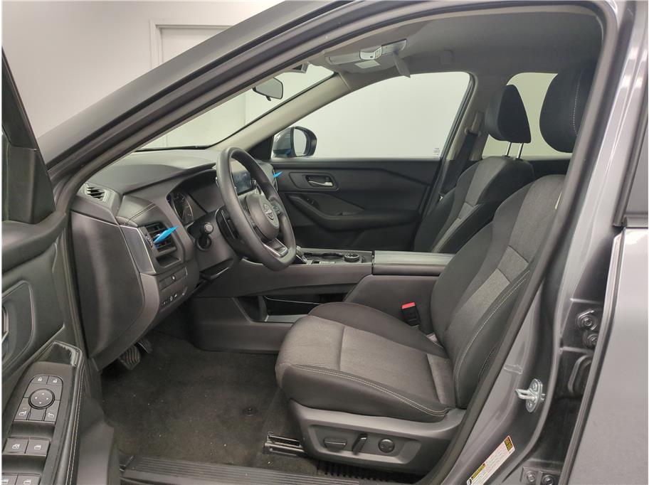 2024 Nissan Rogue SV photo 3