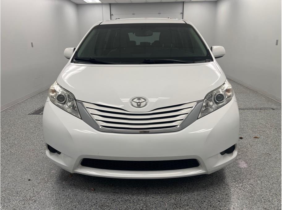 2015 Toyota Sienna LE photo 2