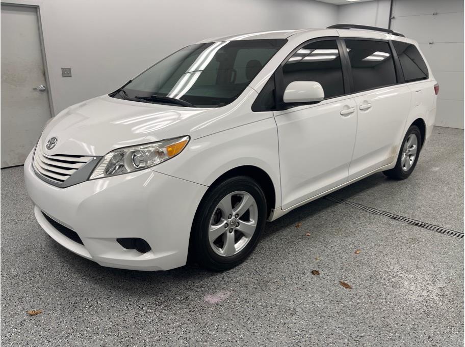2015 Toyota Sienna LE photo 3