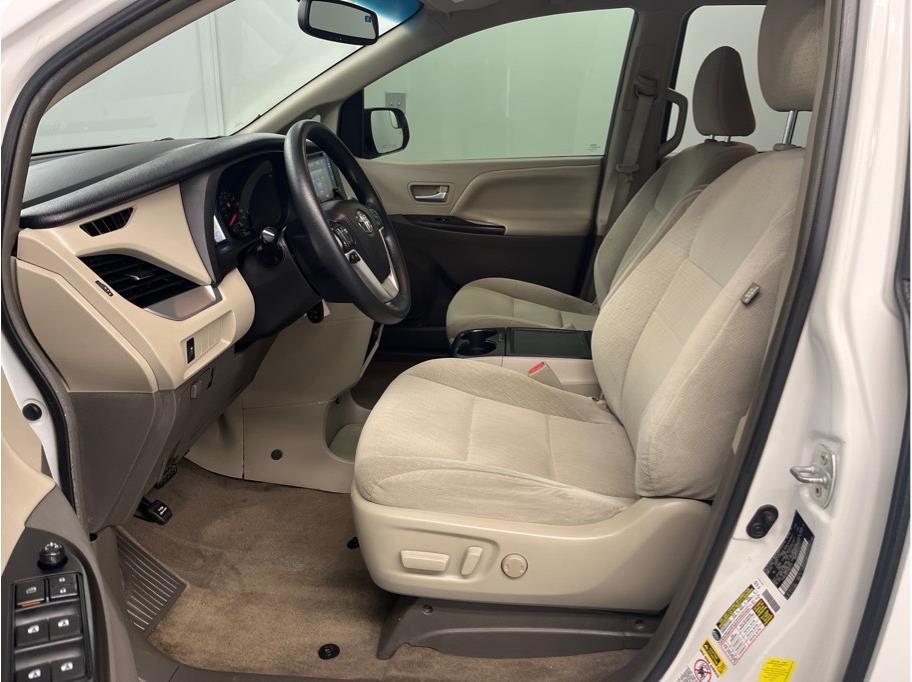2015 Toyota Sienna LE photo 4