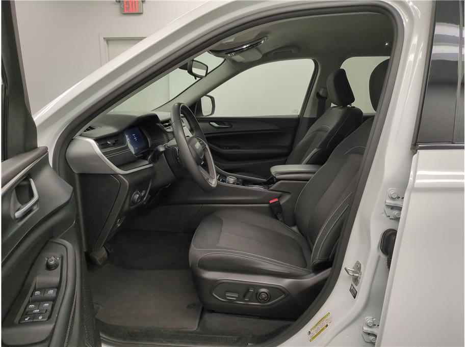 2023 Jeep Grand Cherokee Laredo photo 3