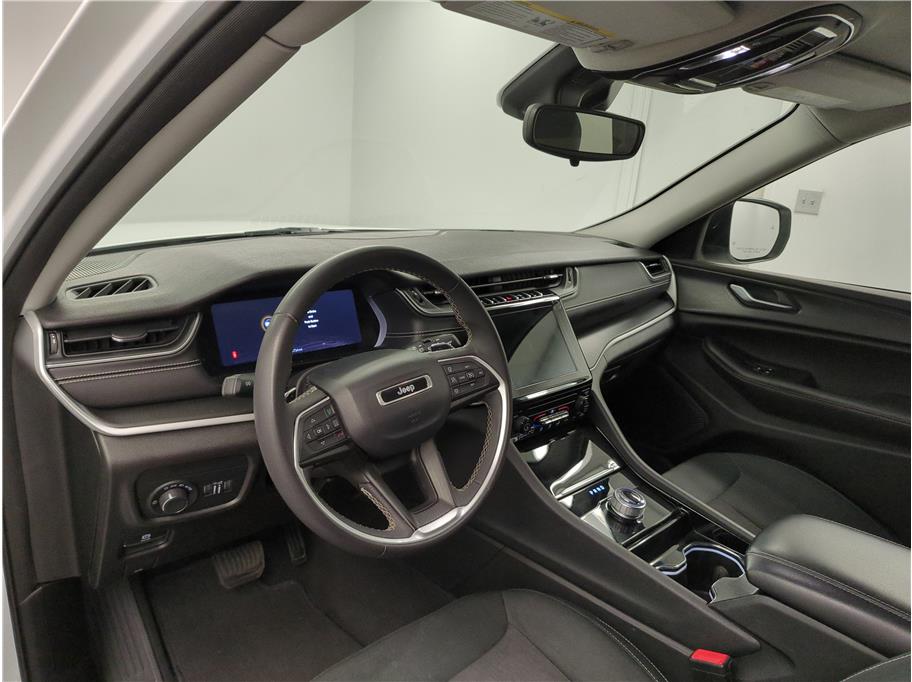 2023 Jeep Grand Cherokee Laredo photo 4