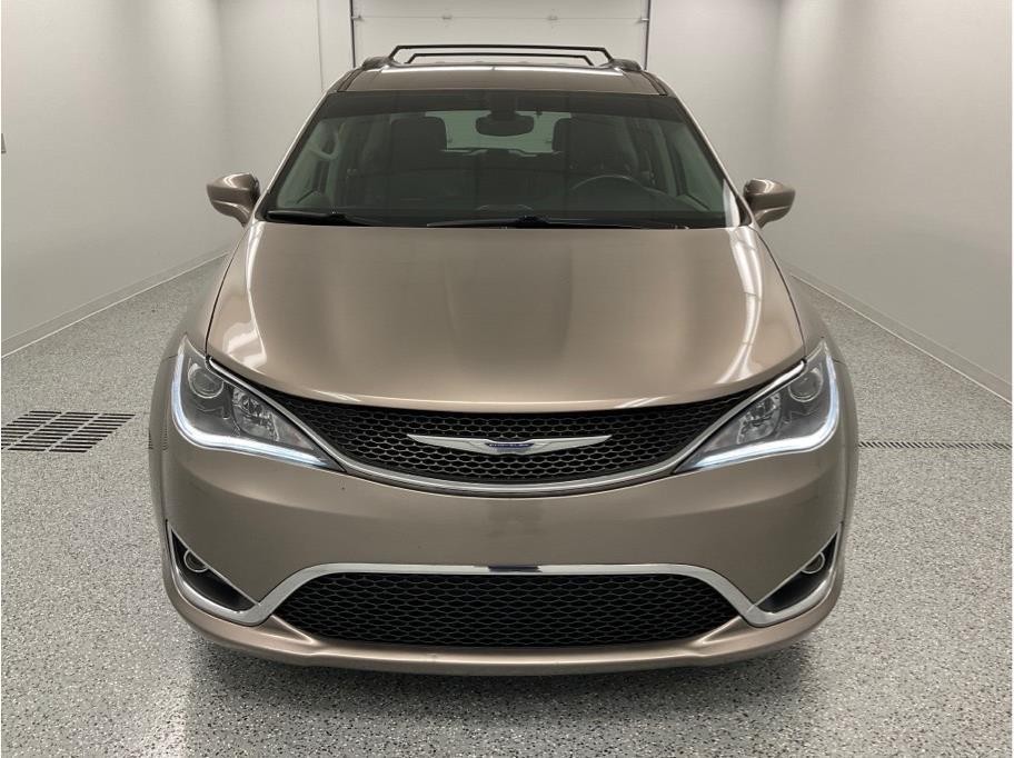 2017 Chrysler Pacifica Touring L photo 2