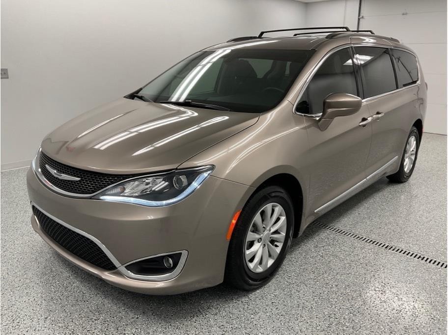 2017 Chrysler Pacifica Touring L photo 3