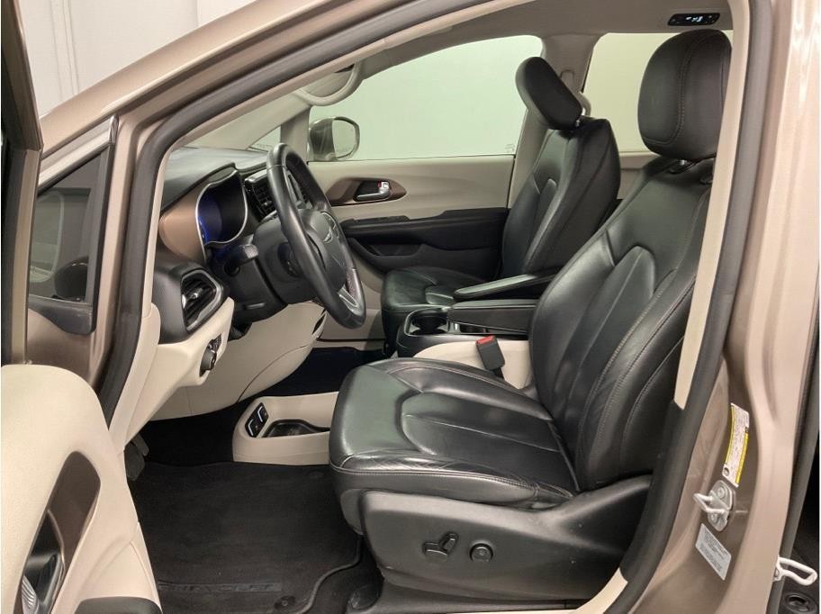2017 Chrysler Pacifica Touring L photo 4