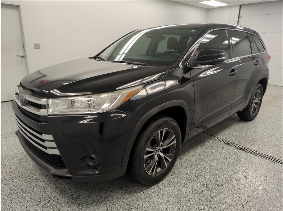 2018 Toyota Highlander LE photo 3