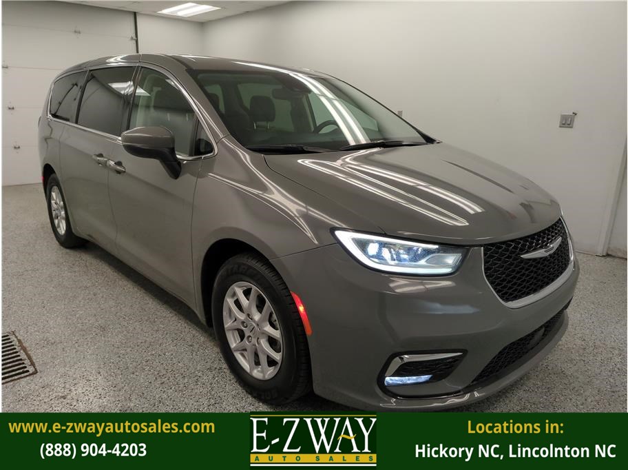 2023 Chrysler Pacifica Touring L's photo
