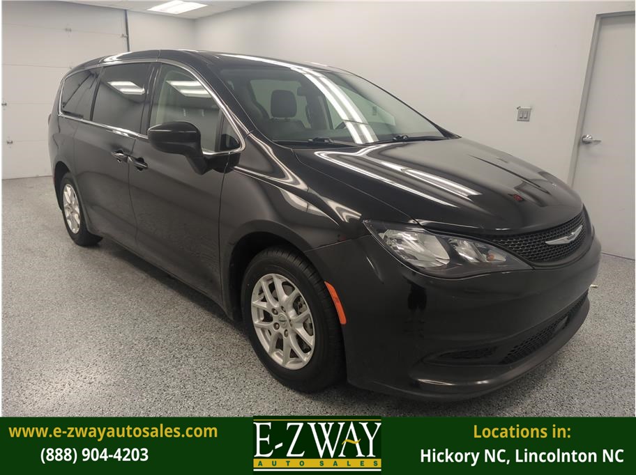 2021 Chrysler Voyager LX's photo