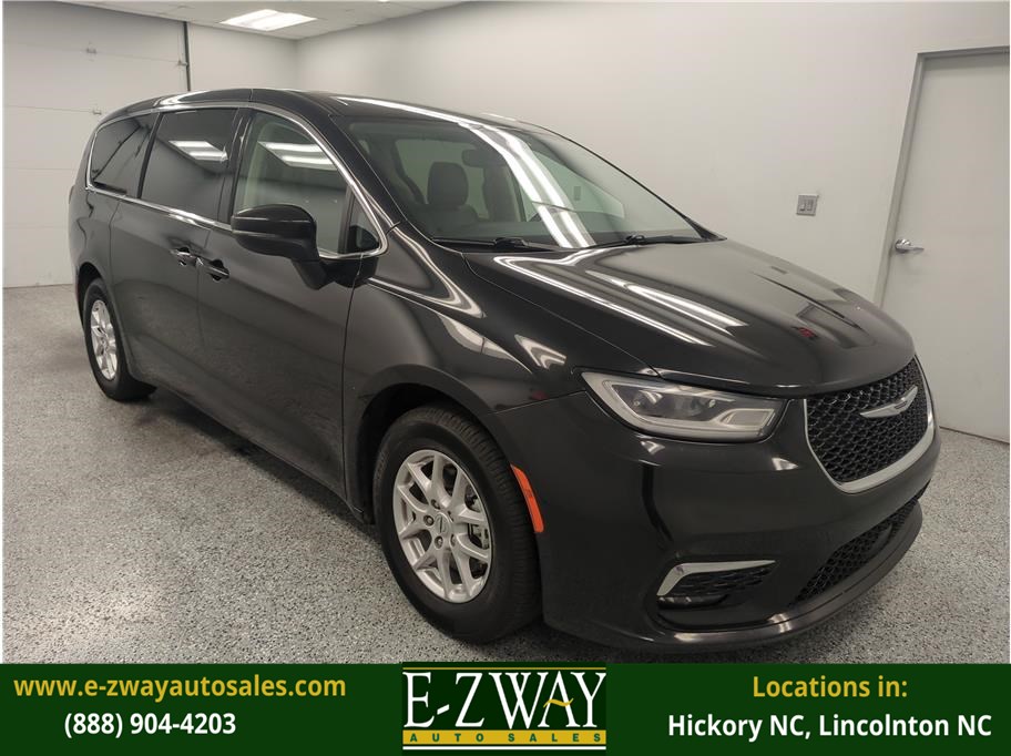 2023 Chrysler Pacifica Touring L's photo
