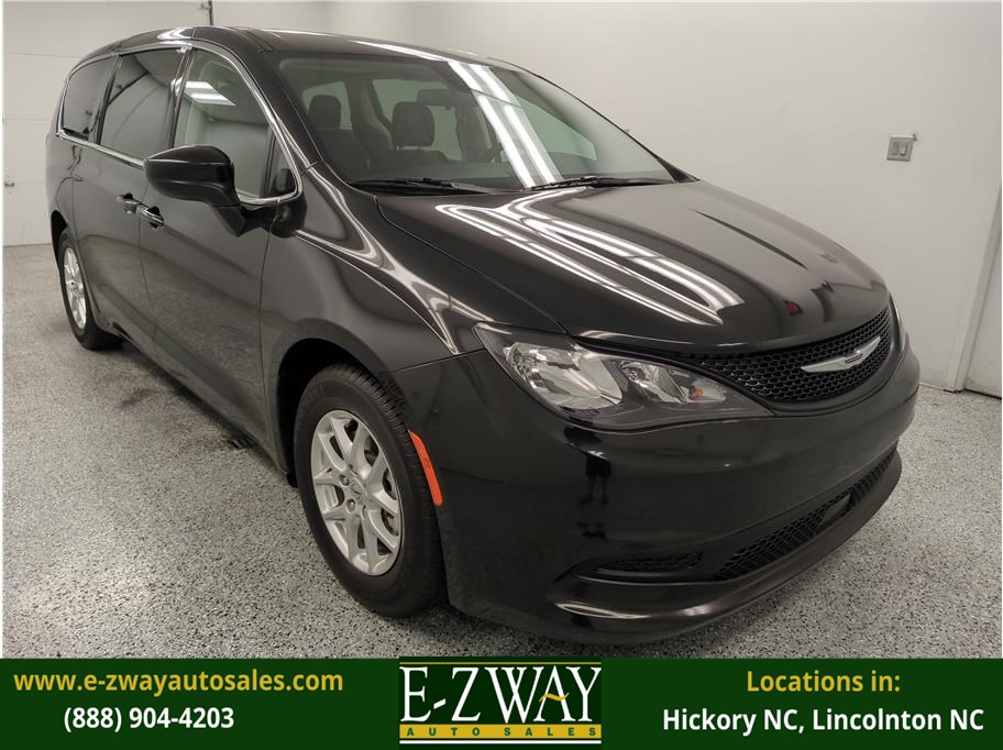 2022 Chrysler Voyager LX's photo