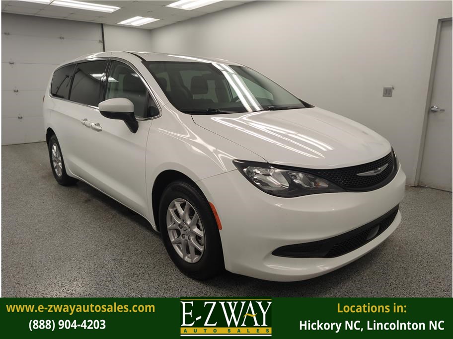 2022 Chrysler Voyager LX's photo