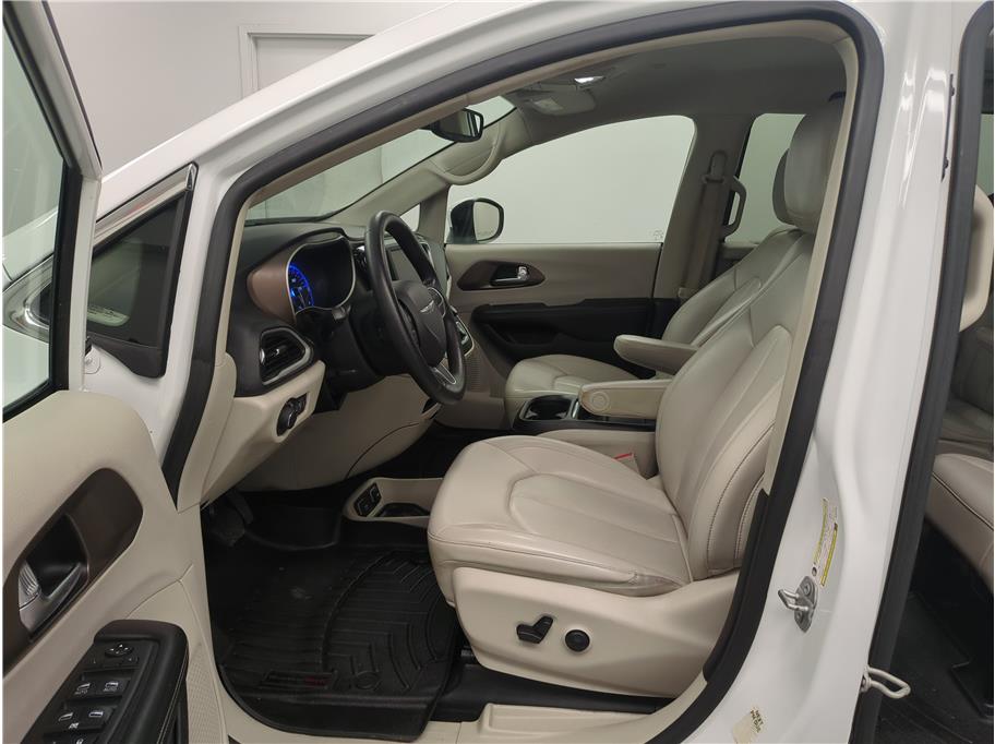 2021 Chrysler Voyager LXi photo 4