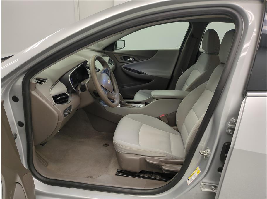 2018 Chevrolet Malibu LS photo 4