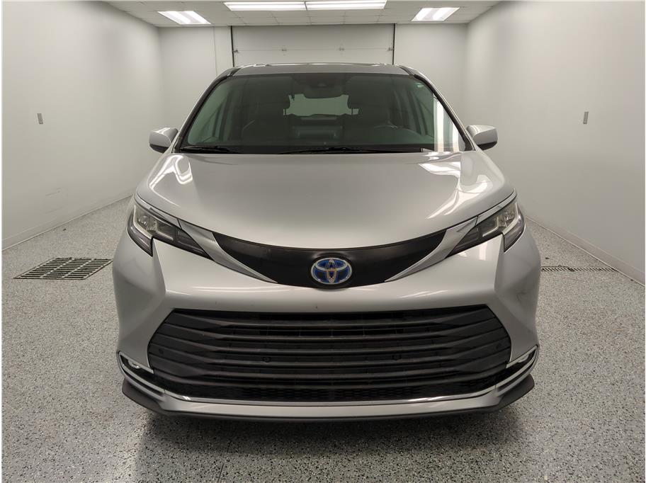 2021 Toyota Sienna XLE photo 2