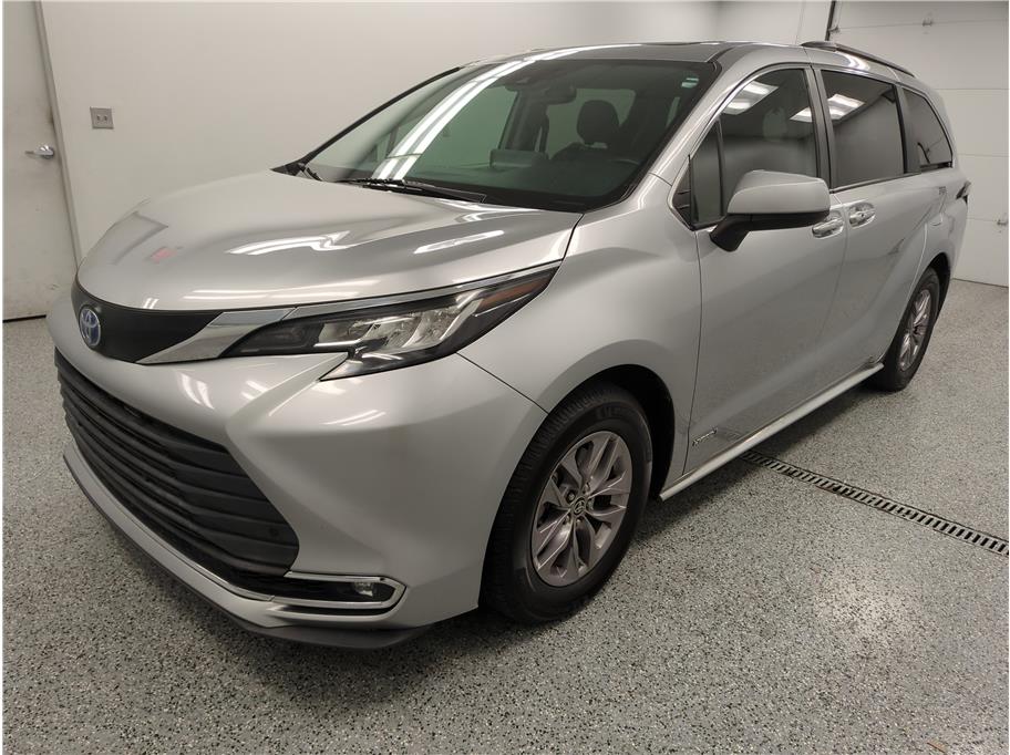 2021 Toyota Sienna XLE photo 3