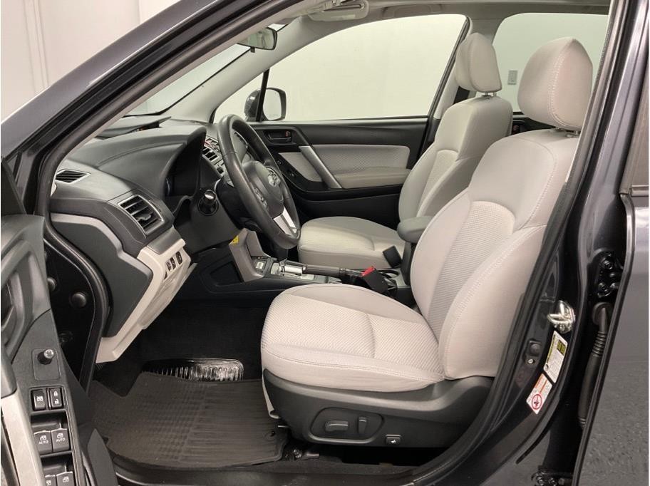 2018 Subaru Forester Premium photo 3